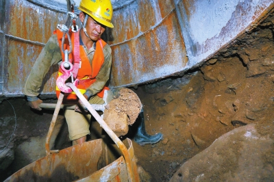十九大时光｜高速路腾架深山 靠“夫妻桩”寸寸深挖