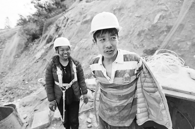 十九大时光｜高速路腾架深山 靠“夫妻桩”寸寸深挖