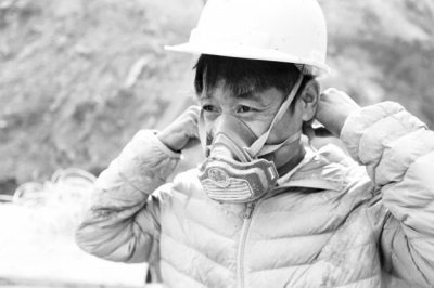 十九大时光｜高速路腾架深山 靠“夫妻桩”寸寸深挖