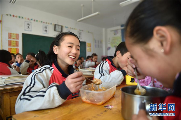 2016年12月15日,宁夏中宁县宽口井中石油希望学校的学生们一起吃免费午餐。.jpg 2016年12月15日,宁夏中宁县宽口井中石油希望学校的学生们一起吃免费午餐。.jpg