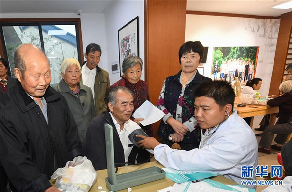 2017年10月12日,老人们在浙江省长兴县渚山村“医养结合”服务点内体检。.jpg 2017年10月12日,老人们在浙江省长兴县渚山村“医养结合”服务点内体检。.jpg