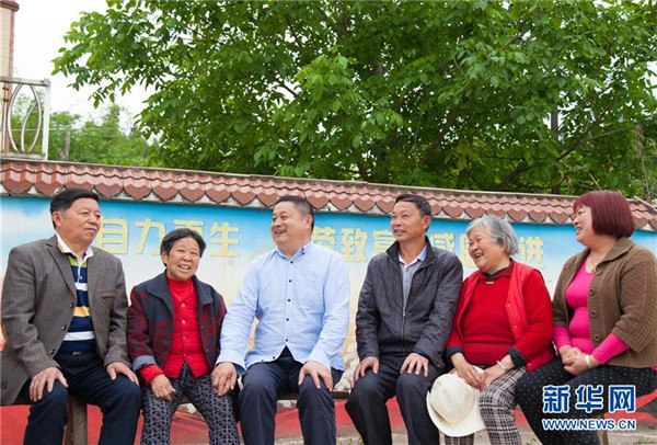 2017年5月9日,在四川省蓬溪县拱市村,带领全村走上产业致富道路的村党支部书记蒋乙嘉(左三)与村民召开“坝坝会”。.jpg 2017年5月9日,在四川省蓬溪县拱市村,带领全村走上产业致富道路的村党支部书记蒋乙嘉(左三)与村民召开“坝坝会”。.jpg