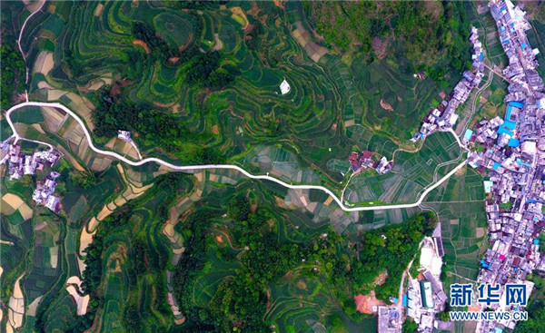 这是广西大化瑶族自治县板升乡通往弄冠村的公路(2017年5月21日摄)。.jpg 这是广西大化瑶族自治县板升乡通往弄冠村的公路(2017年5月21日摄)。.jpg