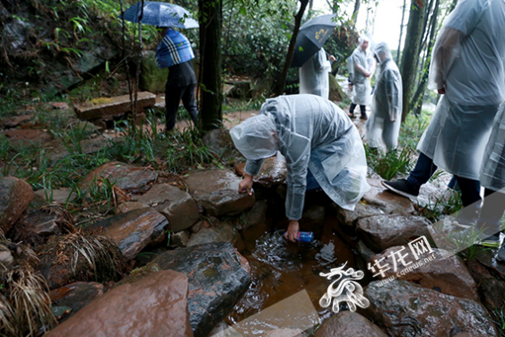 这个村有42对双胞胎 网媒记者打卡神奇的"双胞胎泉"