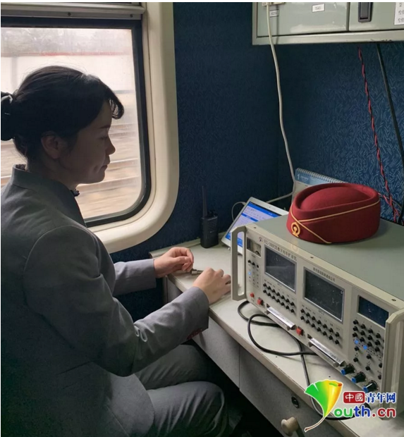 广播员陆军正在播音室工作。