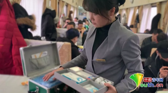 正在整理医药箱的陆军。