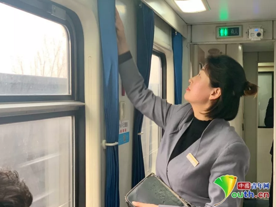 将卧铺席位的乘客车票全部换为票牌后，姜珊开始进行车厢整理工作