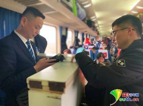 阮俊俊开始给乘客办理