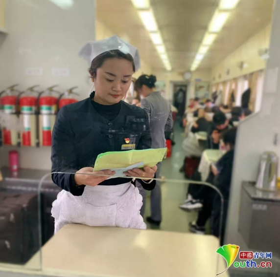 餐车长崔莉正在对着配料单和厨师沟通