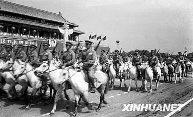 1950年10月1日，中国人民解放军骑兵部队通过天安门广场。在这一年的阅兵式上，1900多匹战马组成的骑兵大队是一大看点。新华社记者 石少华 摄.jpg
