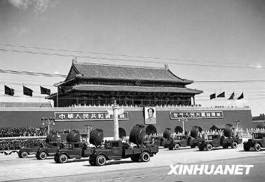 1951年10月1日，中国人民解放军防空部队通过天安门广场。这是防空部队首次亮相国庆阅兵式。新华社记者 石少华 摄.jpg