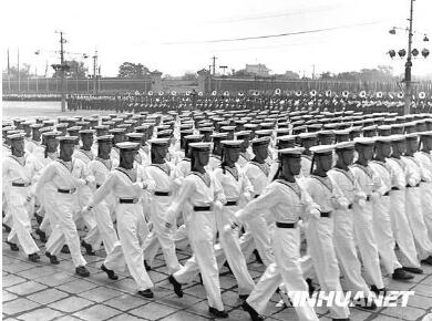 1953年10月1日，中国人民解放军海军学校的方阵参加分列式检阅。新华社记者 石少华 摄.jpg