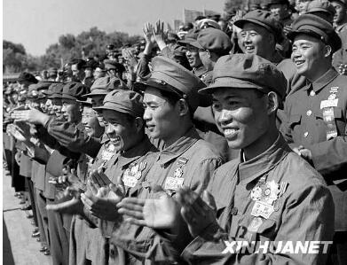 1953年10月1日，抗美援朝战争中凯旋的中国人民志愿军国庆节归国观礼代表团在天安门观礼台上。新华社记者 邹健东 摄.jpg