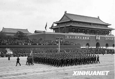 图为1954年10月1日，中国人民解放军航空学院的学员们通过天安门接受检阅。新华社记者 吴化学 摄.jpg