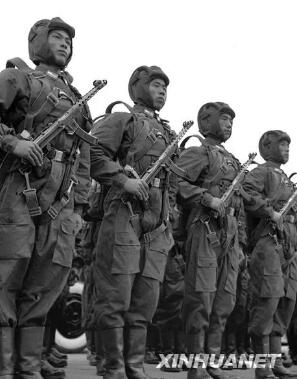 图为身着新式军装接受检阅的中国人民解放军伞兵部队。新华社记者 章梅 摄.jpg