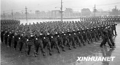 图为受检阅的中国人民解放军冒雨经过天安门广场。新华社记者 刘庆瑞 摄.jpg