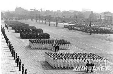 图为中国人民解放军的海、陆军方队通过天安门广场。新华社记者 杜修贤 摄.jpg