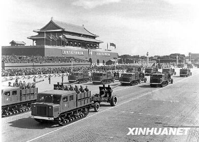 图为中国人民解放军炮兵部队接受检阅。新华社记者 刘庆端 摄.jpg