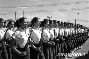 图为女民兵方队通过天安门广场。女民兵方队首次在国庆大阅兵中出现。新华社记者 胥志成 摄.jpg
