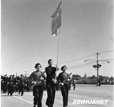 图为首都民兵通过天安门广场。新华社记者 邹健东 摄.jpg