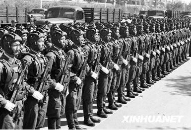 图为中国人民解放军空降兵部队整装待发，准备接受检阅。新华社记者 袁克忠 摄.jpg