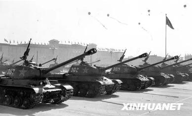 图为中国人民解放军坦克部队通过天安门广场。新华社记者 袁苓 摄.jpg
