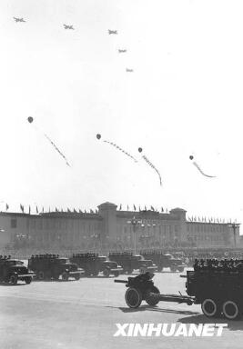 图为中国人民解放军空军和炮兵部队同时接受检阅。新华社记者 袁苓 摄.jpg