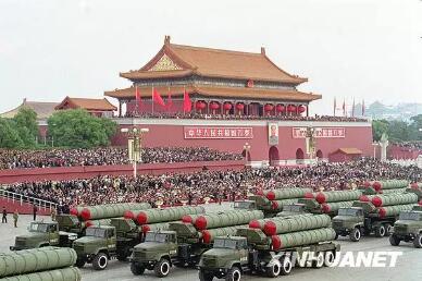 图为1999年10月1日，空军新型地空导弹方队通过天安门广场。新华社记者 白连锁 摄.jpg