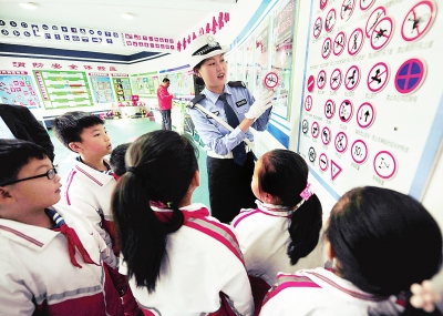 延吉市公安局交警大队组织民警到延河小学开展交通安全宣传教育活动