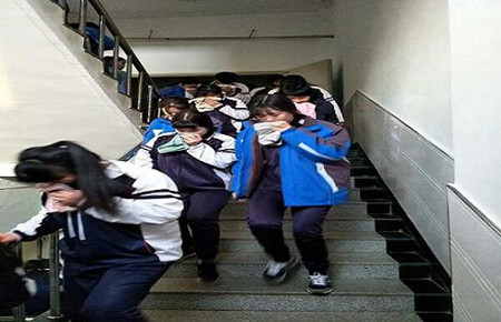 梅河:深入学校开展消防自救演练 梅河:深入学校开展消防自救演练