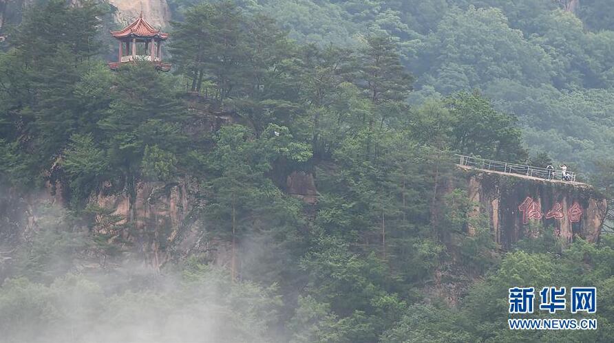 6月22日，游客在五女峰国家森林公园内的“仙人台”景点游玩。