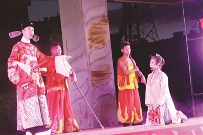 市民间艺术团演员表演二人转《马前泼水》