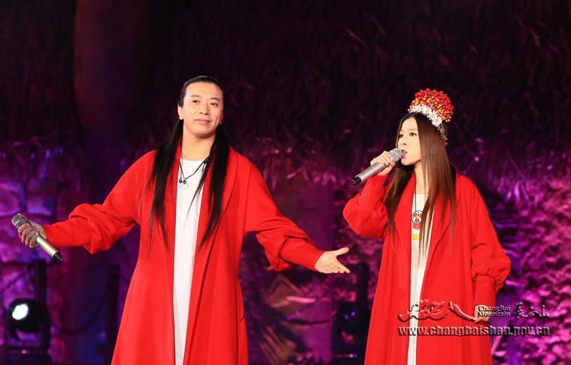 安与骑兵组合在演唱.