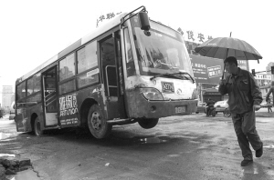 公交车前轮离地了 公交车前轮离地了