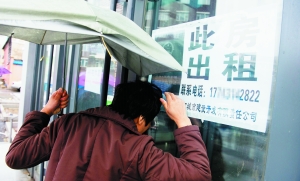 一名员工向已经停业的超市内张望