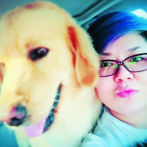 柳娜与救下的金毛犬