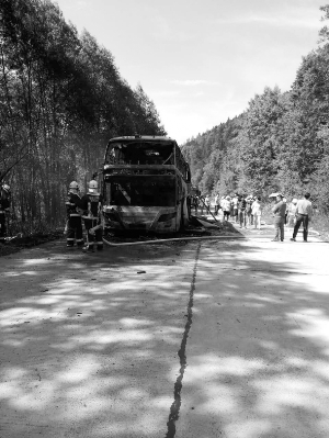 旅游大巴车发生自燃事故现场