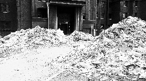 小区内垃圾堆积如山 小区内垃圾堆积如山