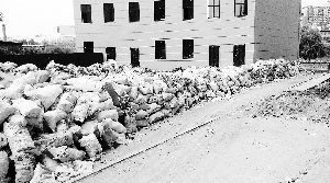 小区内垃圾堆积如山 小区内垃圾堆积如山