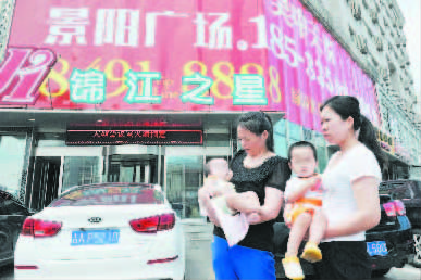 孙女士(左)和张女士(右)抱着孩子不知道晚上能住到哪里。 孙女士(左)和张女士(右)抱着孩子不知道晚上能住到哪里。