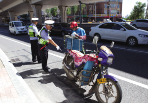 交警检查摩托车 交警检查摩托车