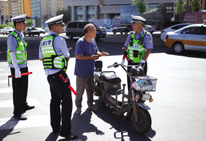 交警检查超标电动车 交警检查超标电动车