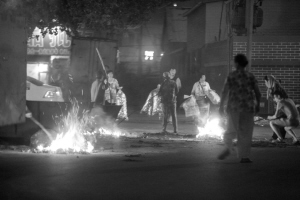 “钩子手”将烧纸的市民包围 “钩子手”将烧纸的市民包围