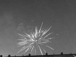 24日晚鞭炮声响个不停 24日晚鞭炮声响个不停