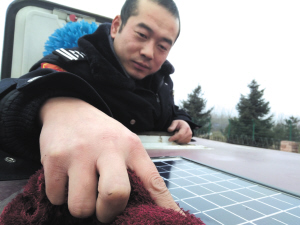 陈师傅每天都会擦拭太阳能板 陈师傅每天都会擦拭太阳能板
