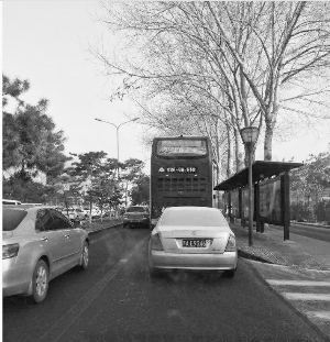 私家车违法占用公交车道被曝光 私家车违法占用公交车道被曝光