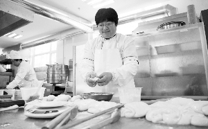 正在忙着做面点的王秀文脸上写满幸福 正在忙着做面点的王秀文脸上写满幸福