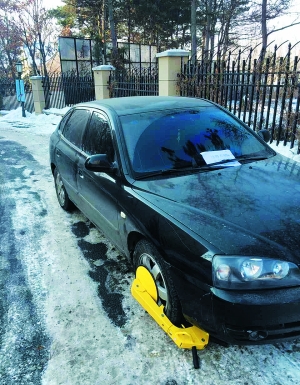 小区内违停车辆被锁死 小区内违停车辆被锁死