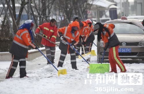 长春全市高架桥、主次街路路面已打通 环卫工人在路面上清理积雪