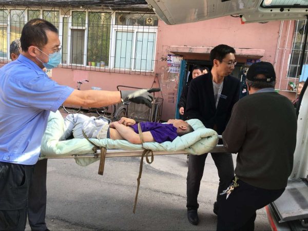 图为赵长利被抬上救护车。.jpg 图为赵长利被抬上救护车。.jpg